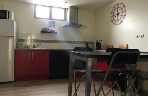 Begles Apartamento | studio next to bordeaux city center with a terrace