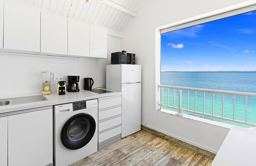 Grand Case Apartamento | estudio de nueve pies en el agua. Nuevos condominios pies en el agua.