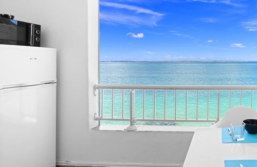 Grand Case Apartamento | estudio de nueve pies en el agua. Nuevos condominios pies en el agua.