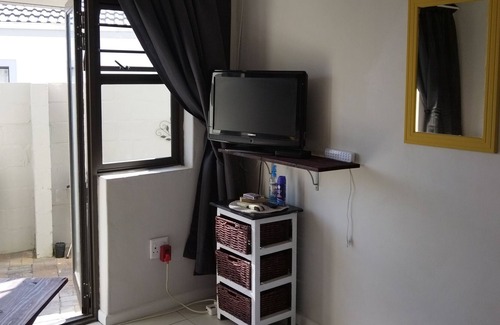 Langebaan Apartamento | Studio On Fairway. A Cozy Quaint Studio close to restaurants and main beach.