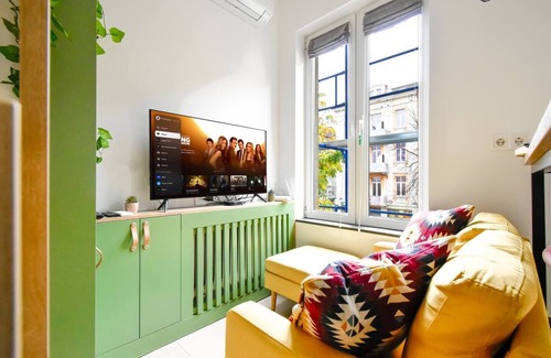Sofia City Center Apartamento | Studio on The Main Street Vitosha - Kitchen - AC