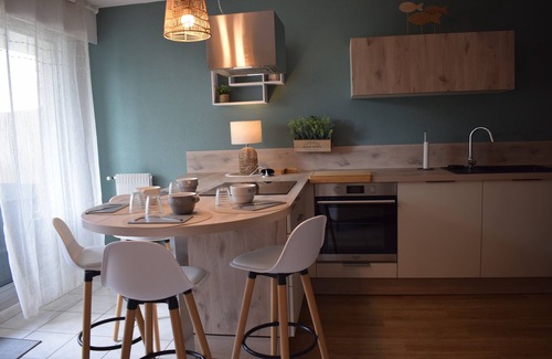 Saint-Palais-sur-Mer Apartamento | Studio on the seafront, 20 metres from the beach, completely renovated and fully equipped