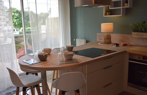 Saint-Palais-sur-Mer Apartamento | Studio on the seafront, 20 metres from the beach, completely renovated and fully equipped