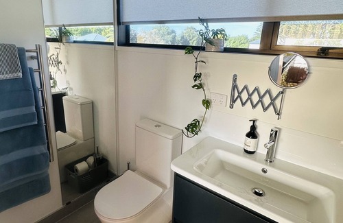 Christchurch Apartamento | Studio on tree lined street