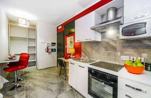 Swieqi Apartamento | Ático en la azotea con jacuzzi disfrutando de vistas a la ciudad