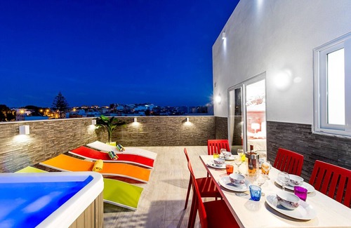 Swieqi Apartamento | Ático en la azotea con jacuzzi disfrutando de vistas a la ciudad