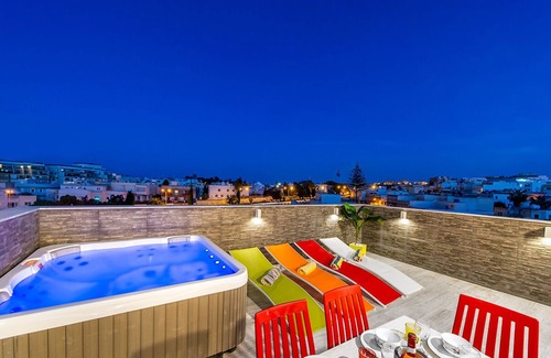 Swieqi Apartamento | Ático en la azotea con jacuzzi disfrutando de vistas a la ciudad