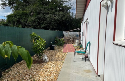 St. Cloud Apartamento | Studio, Private Entrance, fenced in quiet corner, pets ok, large Parking area
