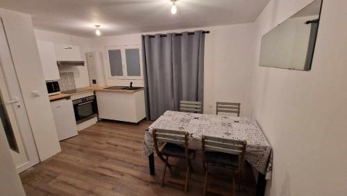 Bourges Apartamento | Studio Renard quartier marais, terrasse en rez de jardin, matelas confort