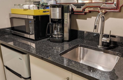 East Bank Apartamento | Studio Retreat for 4 Near DT, Walk to Broadway!