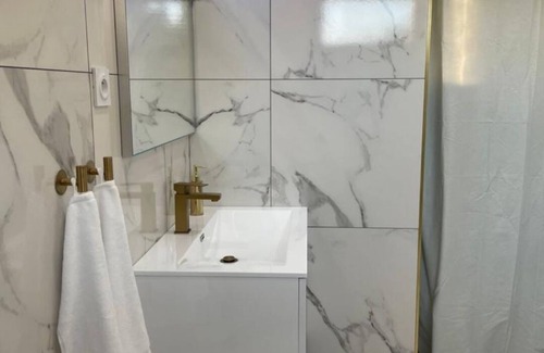 Saint-Andiol Apartamento | Studio Romantique Indépendant Avec Jacuzzi