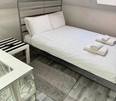Newbury Casa | Studio Rooms Ensuite Newbury Park London