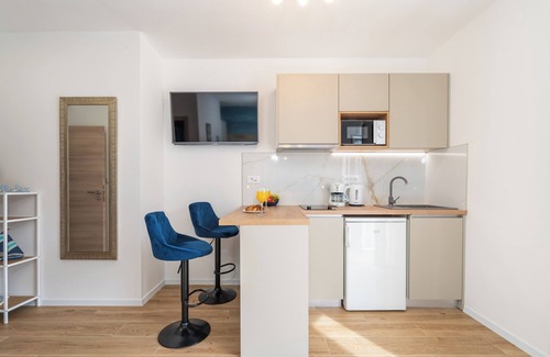 Zaton Apartamento | Habitación con balcón e instalaciones de apartamentos.