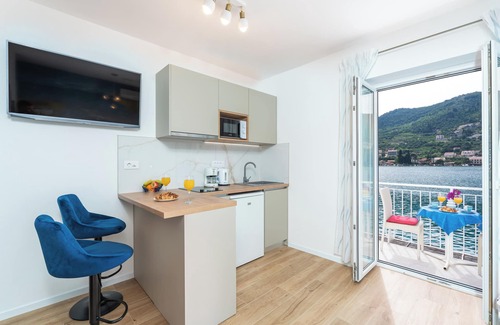 Zaton Apartamento | Habitación con balcón e instalaciones de apartamentos.