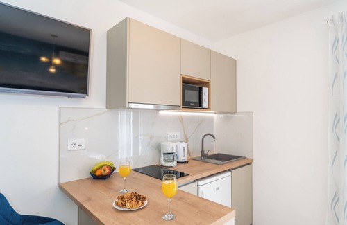 Zaton Apartamento | Habitación con balcón e instalaciones de apartamentos.