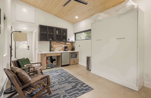 Grant Cabina | Studio Stay, Your Basecamp in Grant, Soak & Sweat