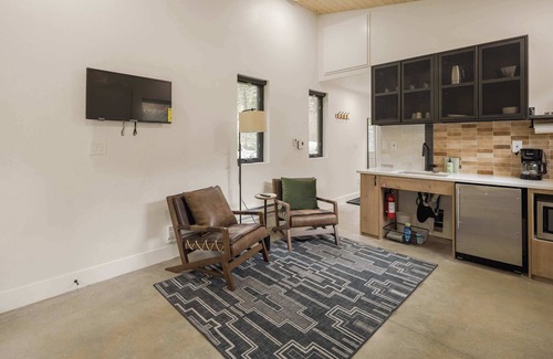 Grant Cabina | Studio Stay, Your Basecamp in Grant, Soak & Sweat