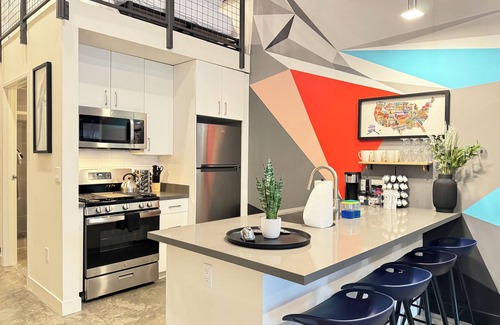 Santa Ana Apartamento | Studio-style loft with Garage door only 6 miles from Disney!