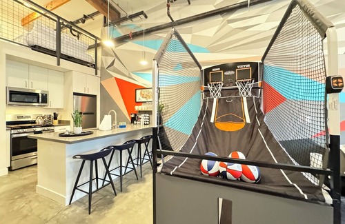 Santa Ana Apartamento | Studio-style loft with Garage door only 6 miles from Disney!