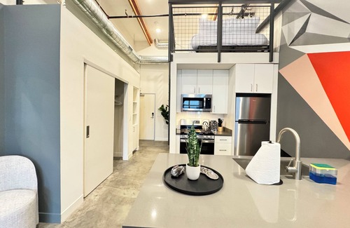 Santa Ana Apartamento | Studio-style loft with Garage door only 6 miles from Disney!