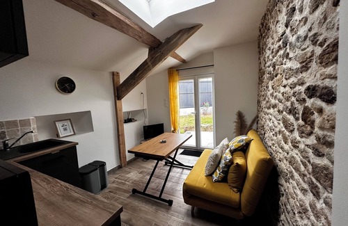 Saint-Mars-d'Outille Apartamento | Studio T1 with courtyard