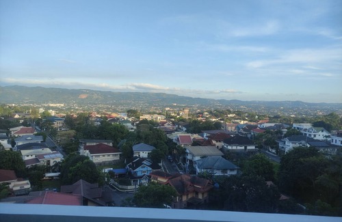 Quezon City Condominio | Studio type, with balcony mountainy view with fast internet up 200mbps.
