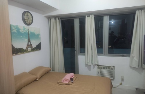 Quezon City Condominio | Studio type, with balcony mountainy view with fast internet up 200mbps.