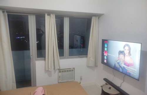 Quezon City Condominio | Studio type, with balcony mountainy view with fast internet up 200mbps.