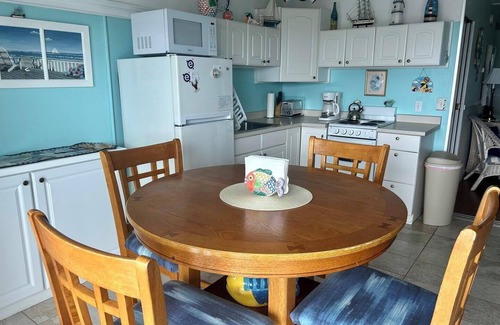 Hampton Apartamento | Studio unit w/ ocean view balcony, pool, WiFi and AC
