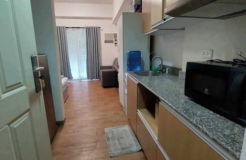 Mactan Export Processing Zone Apartamento | Unidad de estudio con balcón con capacidad para 6 personas y está cerca del aeropuerto.