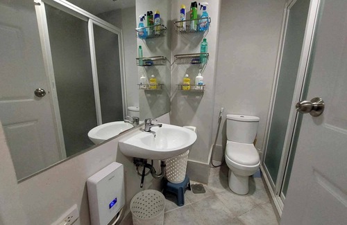 Mactan Export Processing Zone Apartamento | Unidad de estudio con balcón con capacidad para 6 personas y está cerca del aeropuerto.