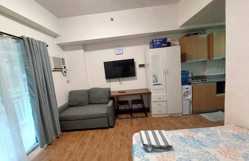 Mactan Export Processing Zone Apartamento | Unidad de estudio con balcón con capacidad para 6 personas y está cerca del aeropuerto.