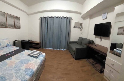 Mactan Export Processing Zone Apartamento | Unidad de estudio con balcón con capacidad para 6 personas y está cerca del aeropuerto.