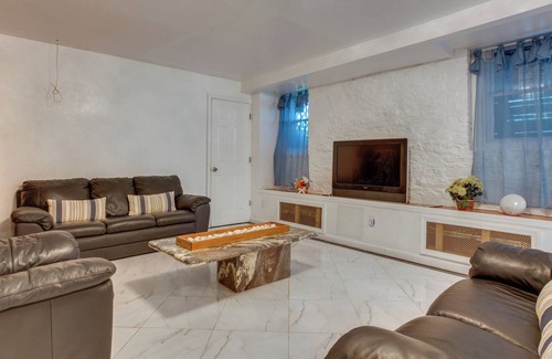 East Orange Apartamento | Studio w/ Deck Access: Near New York City!
