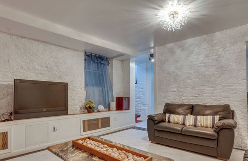 East Orange Apartamento | Studio w/ Deck Access: Near New York City!