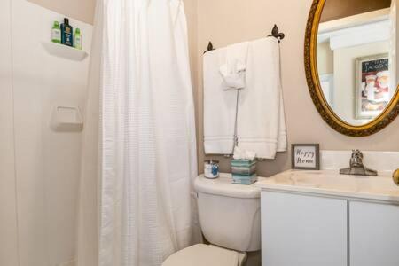 Michigan City Apartamento | Studio w King Bed Walking distance to Beach & Shops