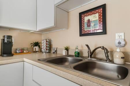 Michigan City Apartamento | Studio w King Bed Walking distance to Beach & Shops