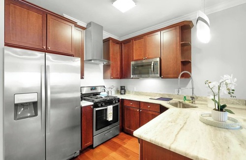 North Philadelphia East Apartamento | Studio w/ Pool & Scenic Rooftop