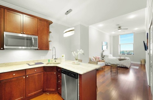 North Philadelphia East Apartamento | Studio w/ Pool & Scenic Rooftop