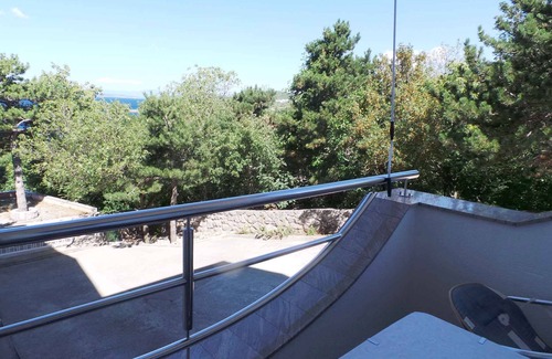 Klenovica Apartamento | Apartamento vacacional con aire acondicionado, balcón y vista al mar a 150 m de la playa