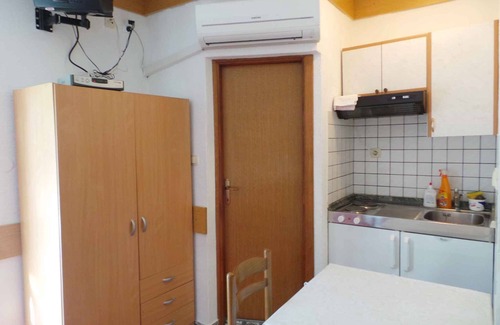 Klenovica Apartamento | Apartamento vacacional con balcón y vista al mar a 150 m de la playa