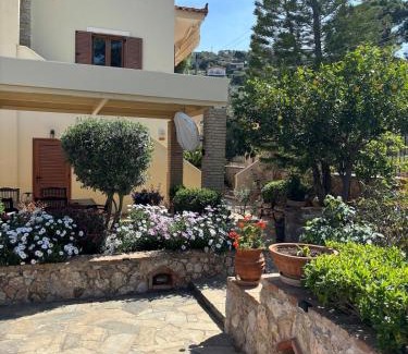 Selinia Apartamento | Studio with garden
