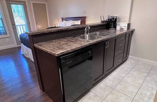 East Kootenay Condominio | Pool, Hot Tub, Steam Room. Studio with Kitchen