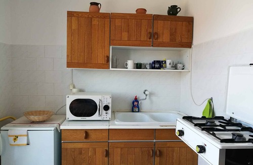 Csopak Apartamento | Apartamento vacacional con una gran terraza y vista a las montañas