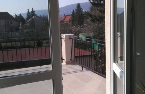 Csopak Apartamento | Apartamento vacacional con una gran terraza y vista a las montañas