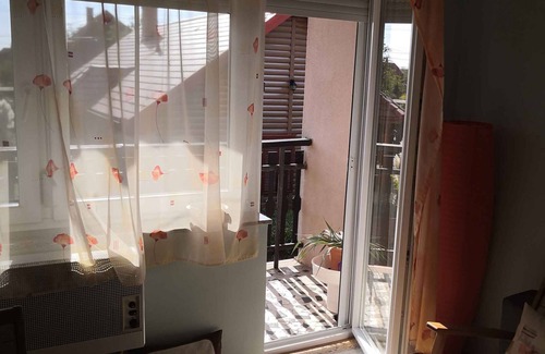 Csopak Apartamento | Apartamento vacacional con una gran terraza y vista a las montañas