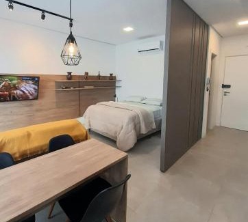 Centro Apartamento | Studio Xavante - novo, confortável, com garagem coberta e portaria 24h