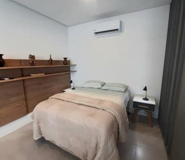 Centro Apartamento | Studio Xavante - novo, confortável, com garagem coberta e portaria 24h
