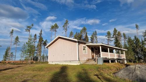 Hammerdal Apartamento | Stuga Björn - Quiet cabin at lake Edesjön