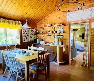Jadraas Casa | StugaNäraKungsberget - mysig stuga med kamin, grillkåta och vedbastu